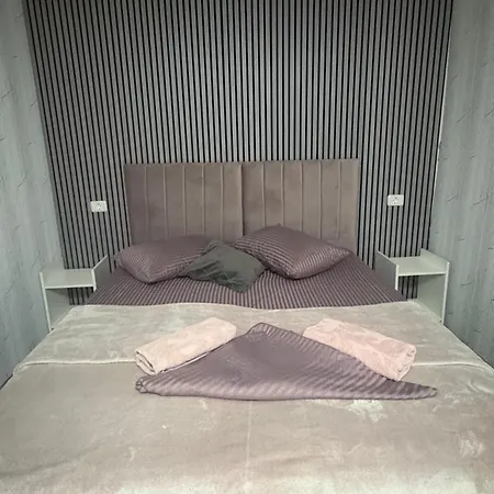 Academia Navala House בית הארחה