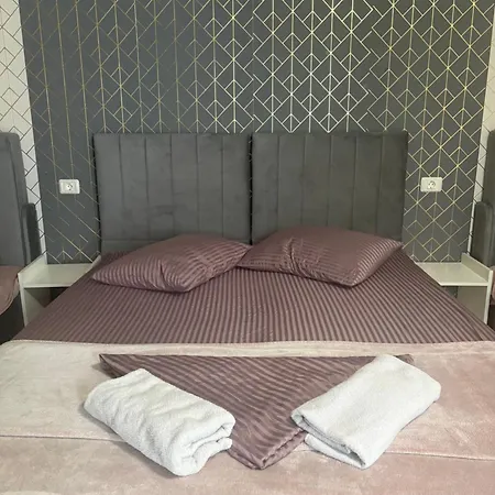 בית הארחה Academia Navala House 3*